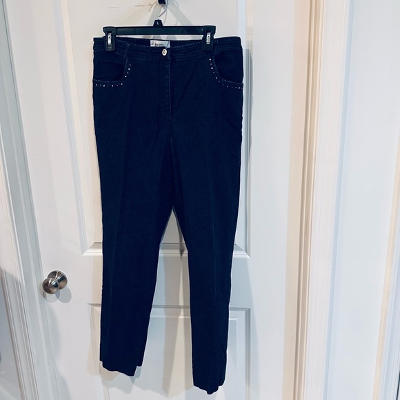 Draper’s & Damon’s Denim - Elegant Blue Straight Leg Jeans With Bling💍

Bundle! 2=20% off  3=30% off